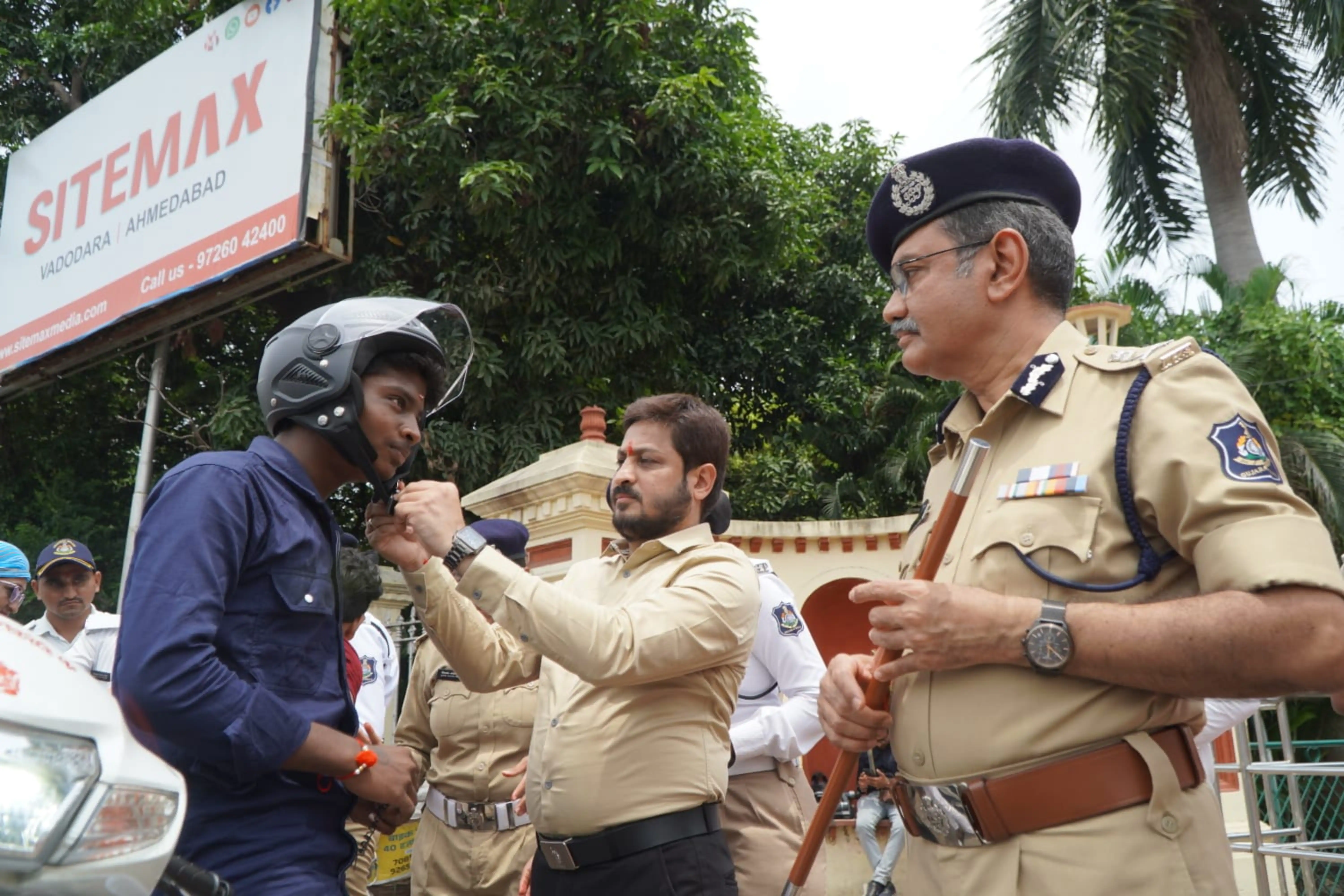 Kalaghoda Helmet Distribution