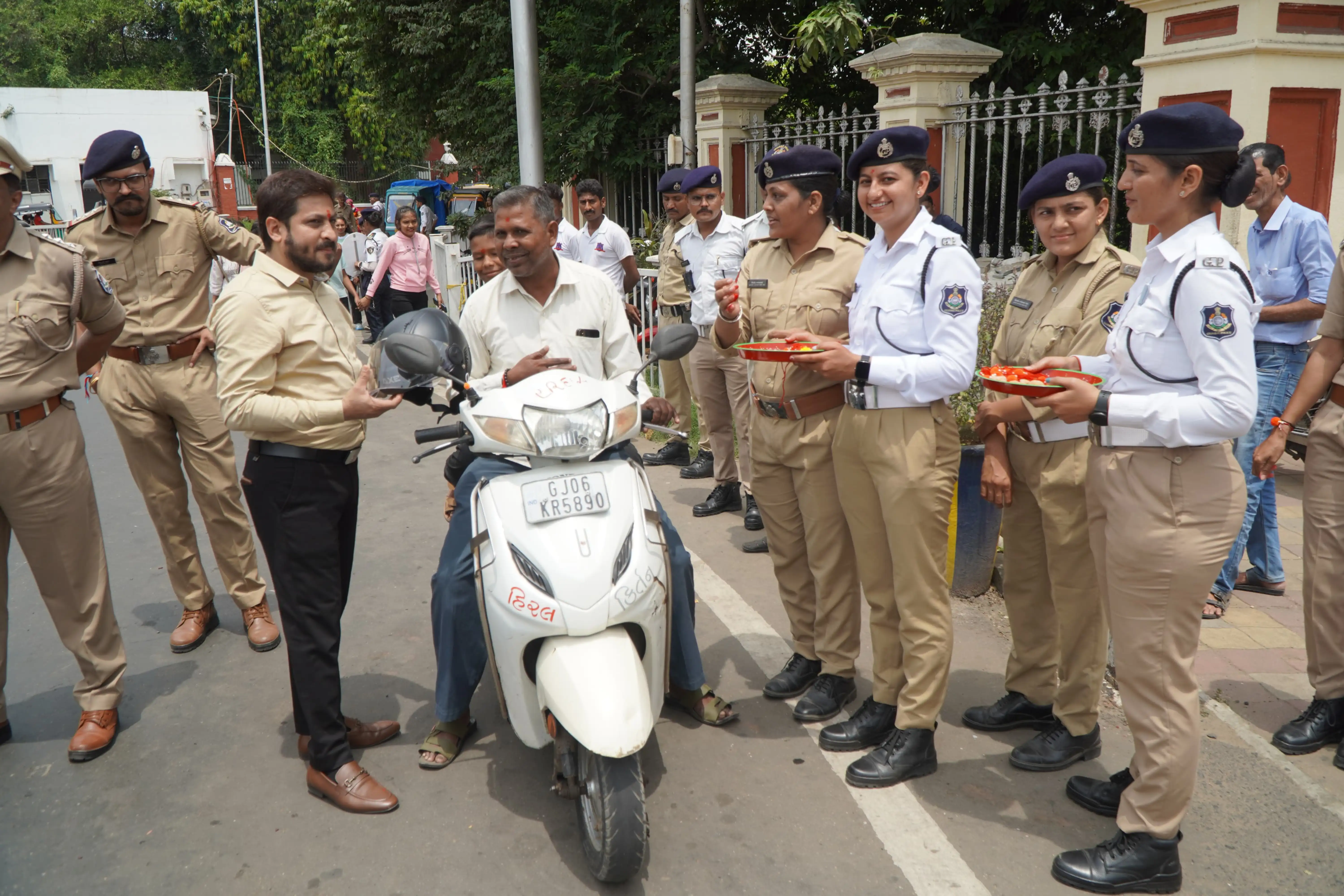 Kalaghoda Helmet Distribution